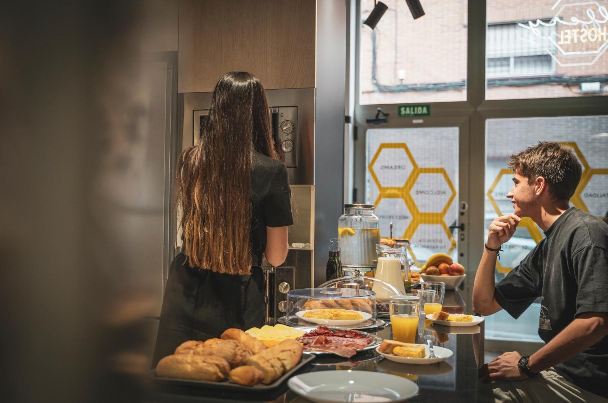 Gallery Hostel Madrid Residencia Ngoại thất bức ảnh